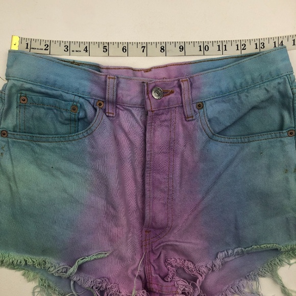 RP4LF Levi's tie dye cutoff jean shorts - Picture 3 of 6